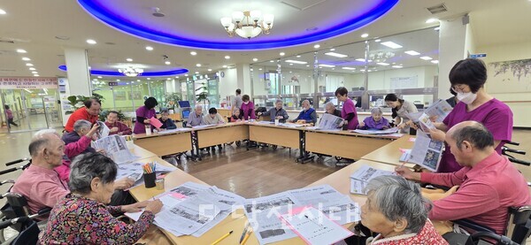 당진시대 신문을 읽고 있는 당진시립요양원 어르신들을 만나고 왔다.
