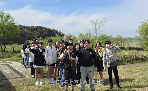 당산초등학교가 전교생을 대상으로 ‘책가방 없는 날’을 운영하고, ‘생명존중창의의 날’을 주제로 생태환경교육과 과학탐구활동을 실시했다.