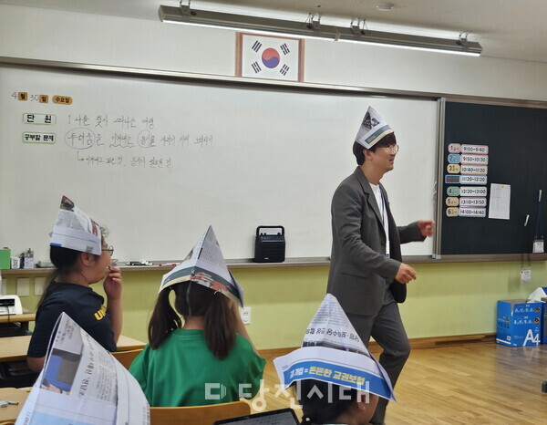 기지초 이창훈 수석 교사가 수업열기 첫 시작으로 도덕과 ‘나를 찾아 떠나는 여행’ 수업을 지난달 30일 진행했다.