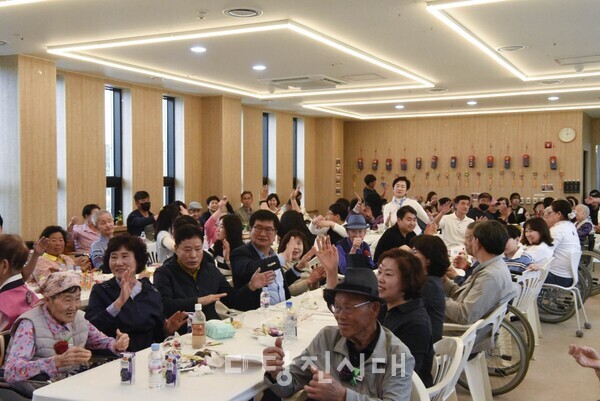 당진전문요양원이 어버이날을 맞아 입소 어르신들을 위한 따뜻한 가족 초청 행사를 지난 6일 개최했다.