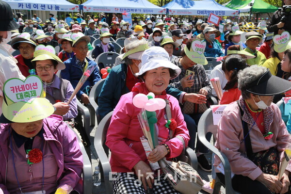 당진시노인복지관이 어버이날 기념 ‘제13회 카네이션 대축제’를 당진시복지타운 주차장에서 진행했다.