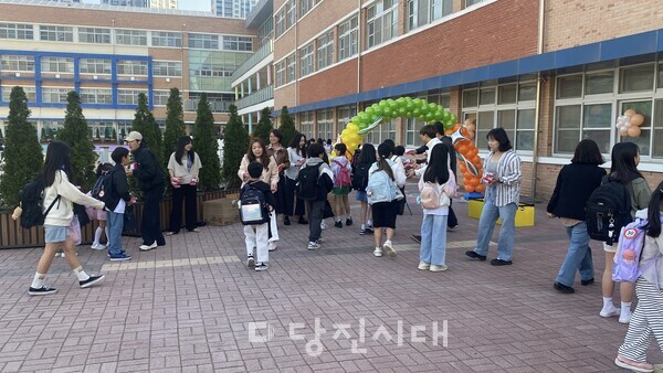 기지초등학교가 어린이날을 맞이해 ‘2025년 어린이날 기념 등교 맞이 행사’를 지난달 30일 실시했다.