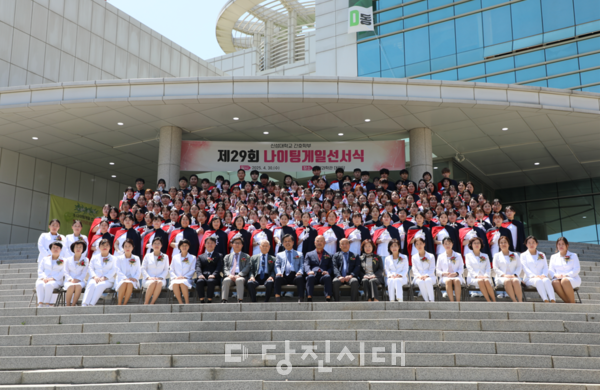 신성대학교 간호학부가 보건과학관 대강당에서 ‘제29회 나이팅게일 선서식’을 지난달 30일 개최했다.
