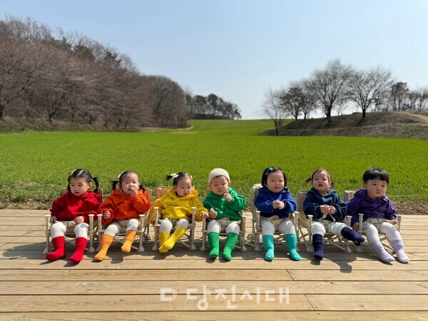 무지개를 주제로 사진을 찍은 ‘용남’·‘용녀’ 아이들