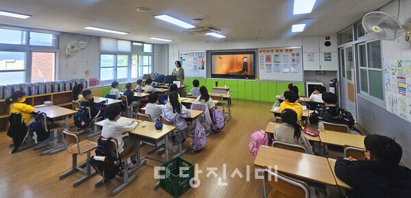 당진도서관이 지역 내 초등학교 3~4학년을 대상으로 5월 2일부터 6월 20일까지 ‘그림책으로 시작하는 인성·민주시민교육’ 프로그램을 운영한다.