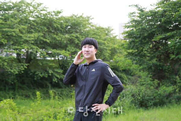 DRT 당진러닝팀의 팀 포즈를 취하고 있는 모임장 김연진 씨.