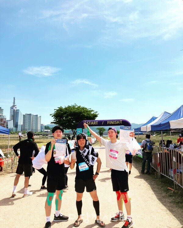 첫 마라톤 대회에서 (왼쪽부터)김연진, 씨, 오세민 씨, 이기수 씨