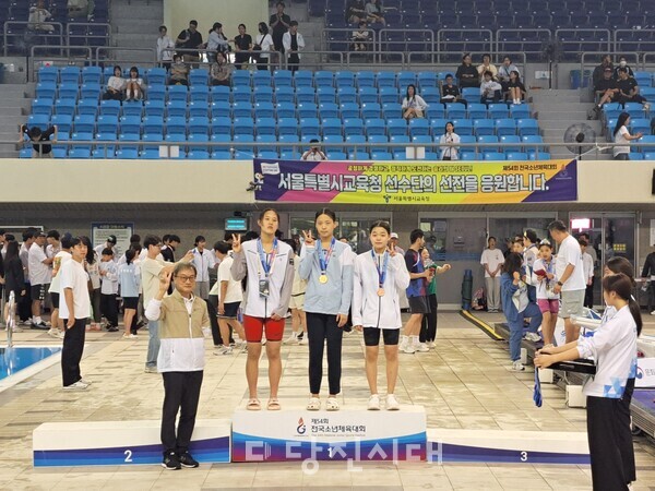 나이서 학생(원당중3, 왼쪽에서 세번째)이 수영 개인혼영 200m에서 금메달을 획득했다.