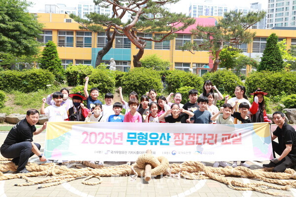 기지초 3학년 9반 학생들이 줄다리기를 체험했다.