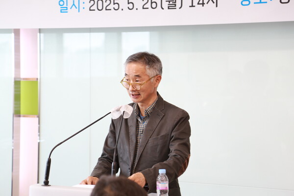 기자회견 중인 인재진 감독