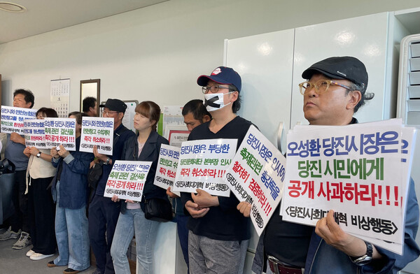 기자회견장에서 침묵 피켓시위 중인 비상행동 회원들