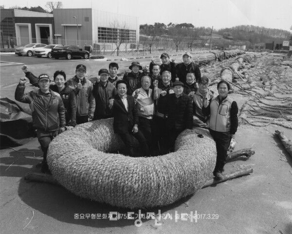중요무형문화재 제75호 기지시줄다리기 보존회 회원들.