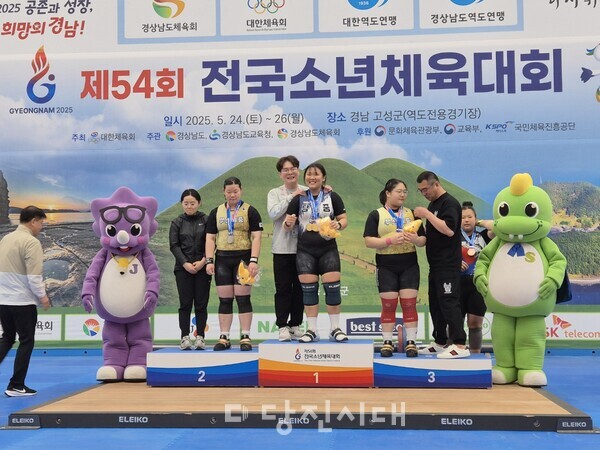 (가운데) 전국소년체전 시상식에서 유강현 코치와 이소정 선수