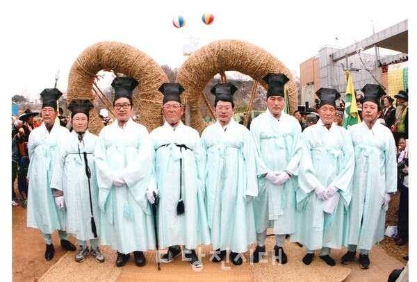 국수봉 당제에서 축관으로 참여한 안본환 이수자(가장 오른쪽)와 기지시줄다리기 보존회원들