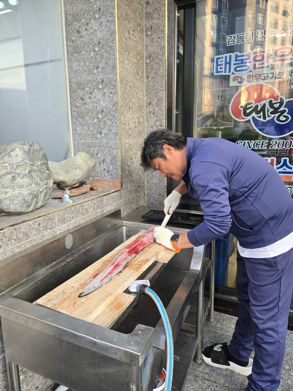 직접 잡은 장어를 손질하고 있는 최정한 대표