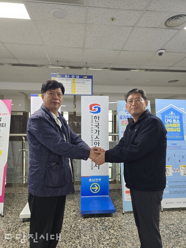 임상묵 SK에너지 대표(왼)가 한국가스안전공사 박 용석 충남본부장(오)과 LP가스 안전관리에 대해 협 의하고 있다.