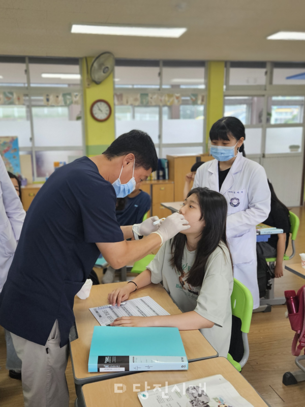 고산초등학교가 학교로 찾아오는 학생 건강검사와 불소 도포를 실시했다.