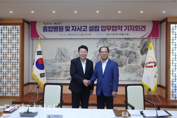 오성환 시장(왼)과 이보룡 현대제철 부사장(오른) 이 지난 25일 종합병원과 자사고에 대한 MOU를 체결하며 기자회견장에서 악수를 하고 있다. (기사 내용과 본 사진은 연관 없음)