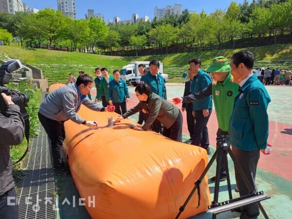 당진시가 자율방제단 등 유관기관 및 단체와 함께 수해 대비 차수매트 시범 훈련을 실시했다