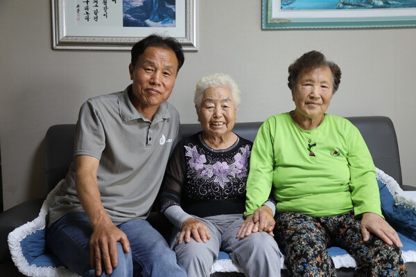 (왼쪽부터) 심훈 속 수필 '옥동자' 찾기에 노력한 행담도 주민 이익주 씨와 어머니 이은순 씨, 옥동자로 추정되 는 故 이차석 씨의 누나 이차분 씨(사진 제공 : 충남콘텐츠연구소 지음협동조합)