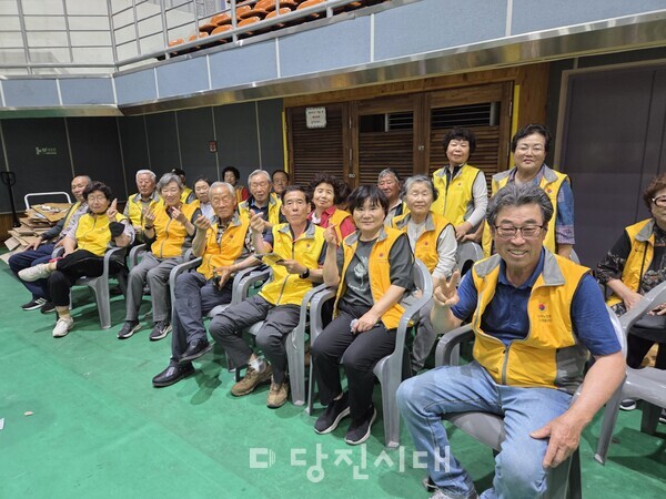 대한노인회 당진시지회가 지난달 20일 아산시민체육관에서 열린 여름나기 키트 제작 행사에 참여했다.