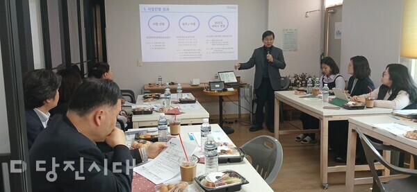 지난 3월 보건복지부와 중앙사회서비스원, 충남도, 당진시와 함께한 간담회에서 (주)메디로지스가 시범사업을 설명하고 있다.