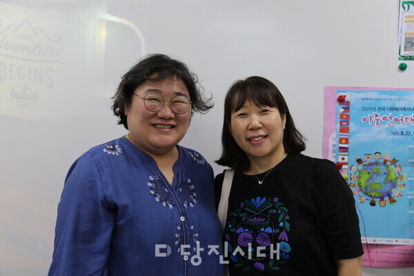 (왼쪽부터)송산중학교 미술동아리 담당교사와 김은정 마음공작소 대표