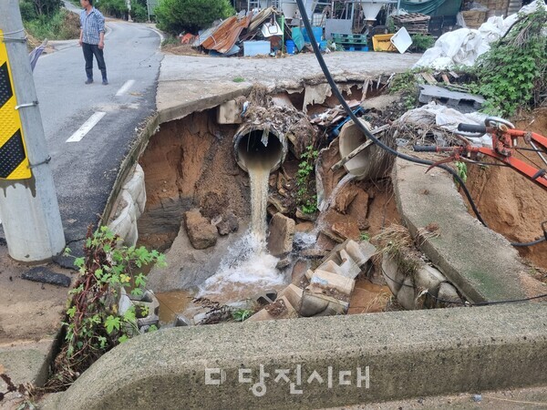 폭우로 도로가 절단된 합덕읍 도곡리