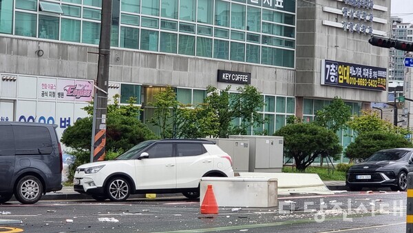 물에 밀려와 도로 한 가운데 놓인 냉장고