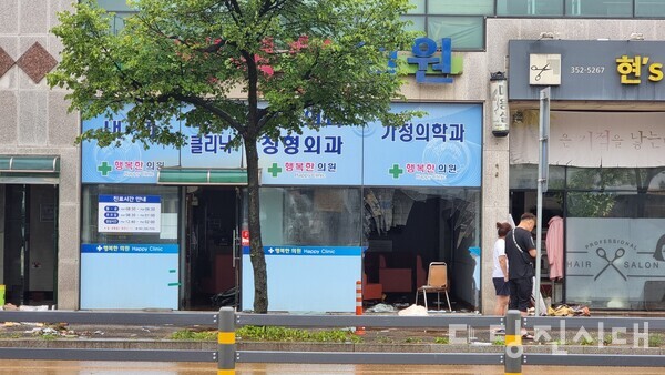 침수로 깨진 병원 창문