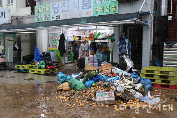 침수로 버려진 물건들이 나뒹구는 당진시장