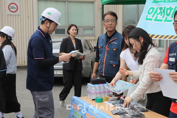 당진시와 당진시노사민정협의회가 순성면 중방리에 있는 사조동아원에서 산업안전캠페인을 진행했다.
