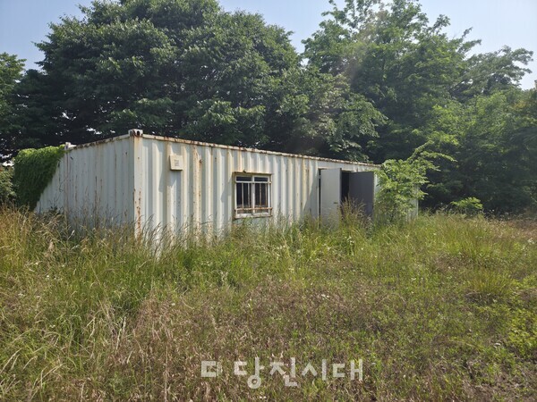 행담도 휴게소 뒤편 컨테이너에 20여 년 동안 생흔화석이 보관돼 있다.