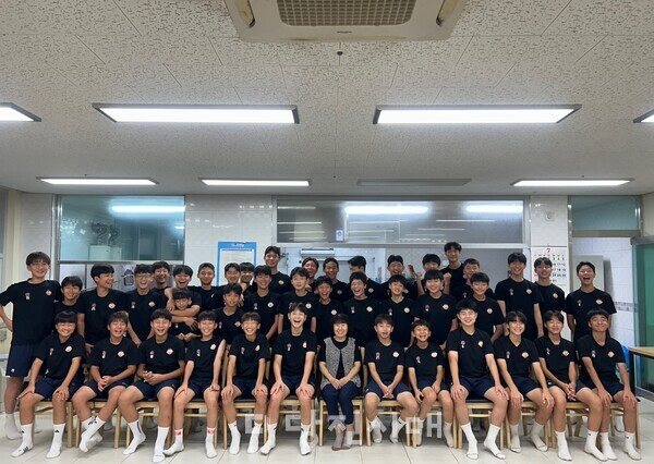 유근숙 씨와 신평중학교 축구부 선수들이 처음으로 함께 단체사진을 찍었다.