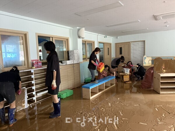 당진교육지원청이 피해 규모가 큰 용연유치원 피해 복구에 손을 보탰다.