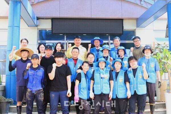 현대제철 역시 복구 현장에 발벗고 나섰다. 지난 23일 직원 20여명과 방학 중인 합덕제철고 일부 재학생들이 함께 용연유치원 내부 정리 및 청소 작업을 도왔다. .