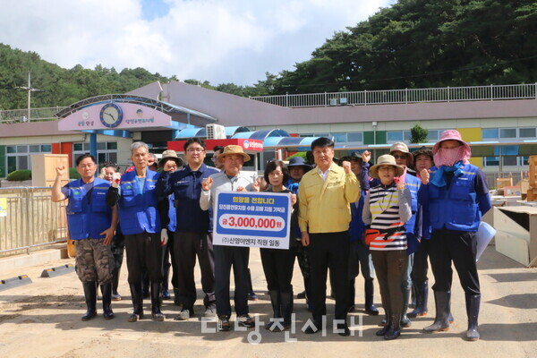 ㈜신영이엔지(대표 백문기)는 지난 22일 용연유치원을 찾아 기탁금 300만 원을 전달하고, 임직원 20여 명이 복구 작업에 직접 참여했다.