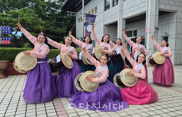 한국국악협회 당진지부와 당진문화원이 지난 20일 제20회 충청남도 국악제에 출전해 장 려상을 수상했다.