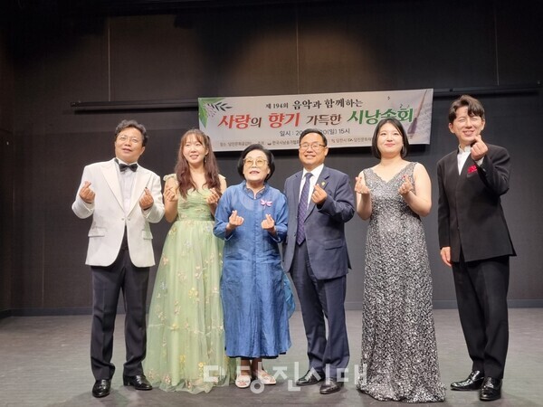 한국시낭송가협회 당진지회가 지난 20일 당진문화공감터에서 제194회 시 낭송회를 개최했다.