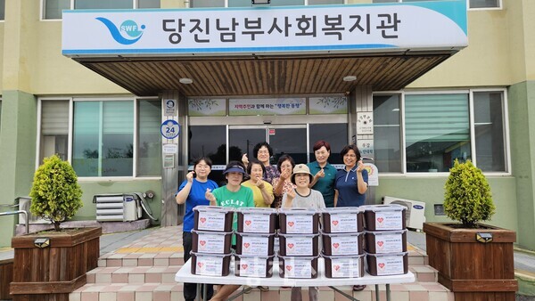 당진남부사회복지관 ‘걸어유 동아리’가 우강면 주민을 위해 김치 나눔 봉사활동을 펼쳤다.