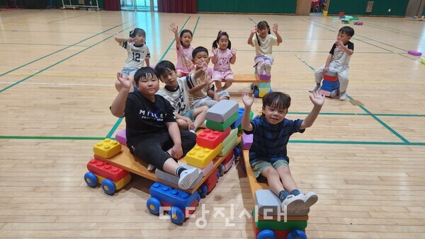 석문초등학교 병설유치원이 방학이 시작된 지난 28일부터 참가 희망 유아 12명을 대상으로 여름 돌봄교실을 운영하고 있다.