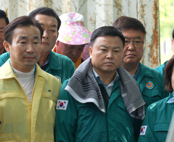 당진시의원들이 생흔화석 보관소 앞에서 보관관리상황과 향후 계획에 대한 내용을 보고 받고 있다. (사진 김유현)