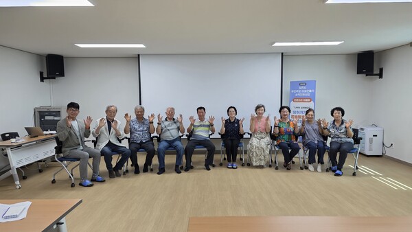 사진 왼쪽 두번째부터 김재진 어르신, 류국성 노인회장, 한용우 이장, 조영호 어르신, 윤성숙 부녀회장,이규순 씨, 심상태 씨, 양귀선 노인회 총무, 이순희 부녀회 총무