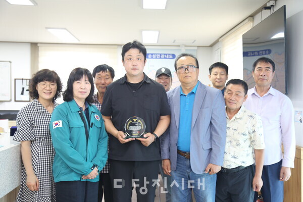 순성파출소 생활안전협의회가 이병호 한국농어촌공사 당진지사 시설관리자에게 공로패를 수여했다.