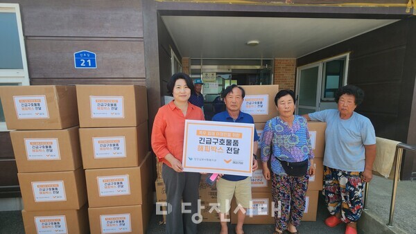 당진남부사회복지관이 집중호우로 침수 피해를 입은 이재민 66가구에 긴급구호물품을 전했다.