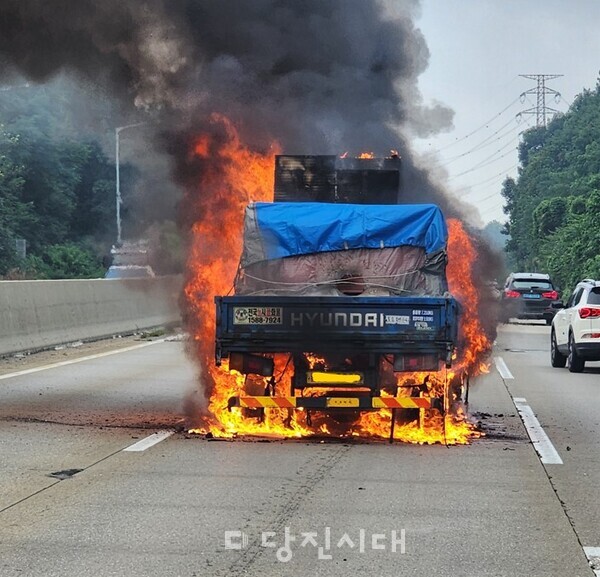 지난 7일 오전 7시 경, 경기도 화성시 서해안고속도로 팔탄 분기점 인근을 달리던 트럭에서 화재가 발생했다.