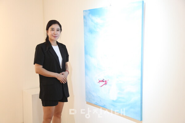 김시연 작가가 순성미술관에서 지난 1일부터 오는 31일까지 개인전을 이어오고 있다.