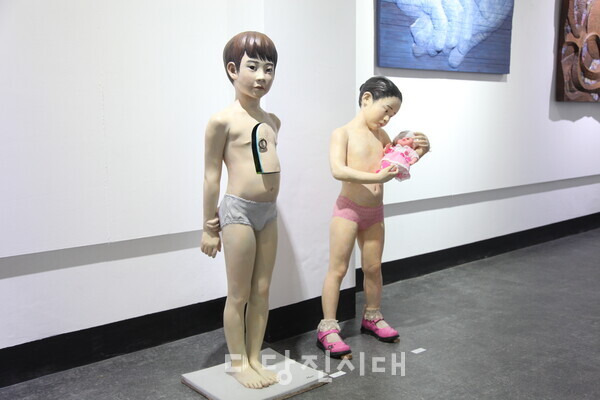 늘꿈갤러리에서 진행되는 소조각회 전시 작품들