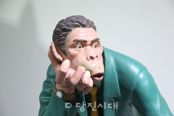 늘꿈갤러리에서 진행되는 소조각회 전시 작품들