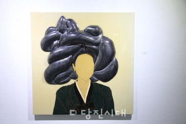 늘꿈갤러리에서 진행되는 소조각회 전시 작품들